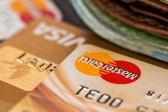 几张信用卡欠了十几万每个月还最低有影响吗